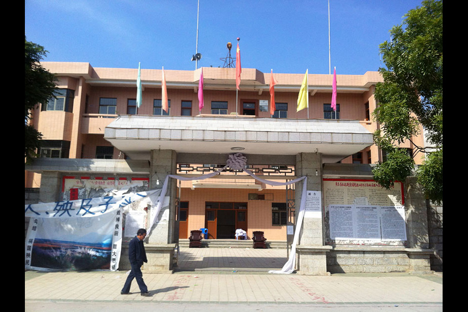 The day after Xue Jinbo’s death, the Village Party Committee office was turned into a mourning hall.